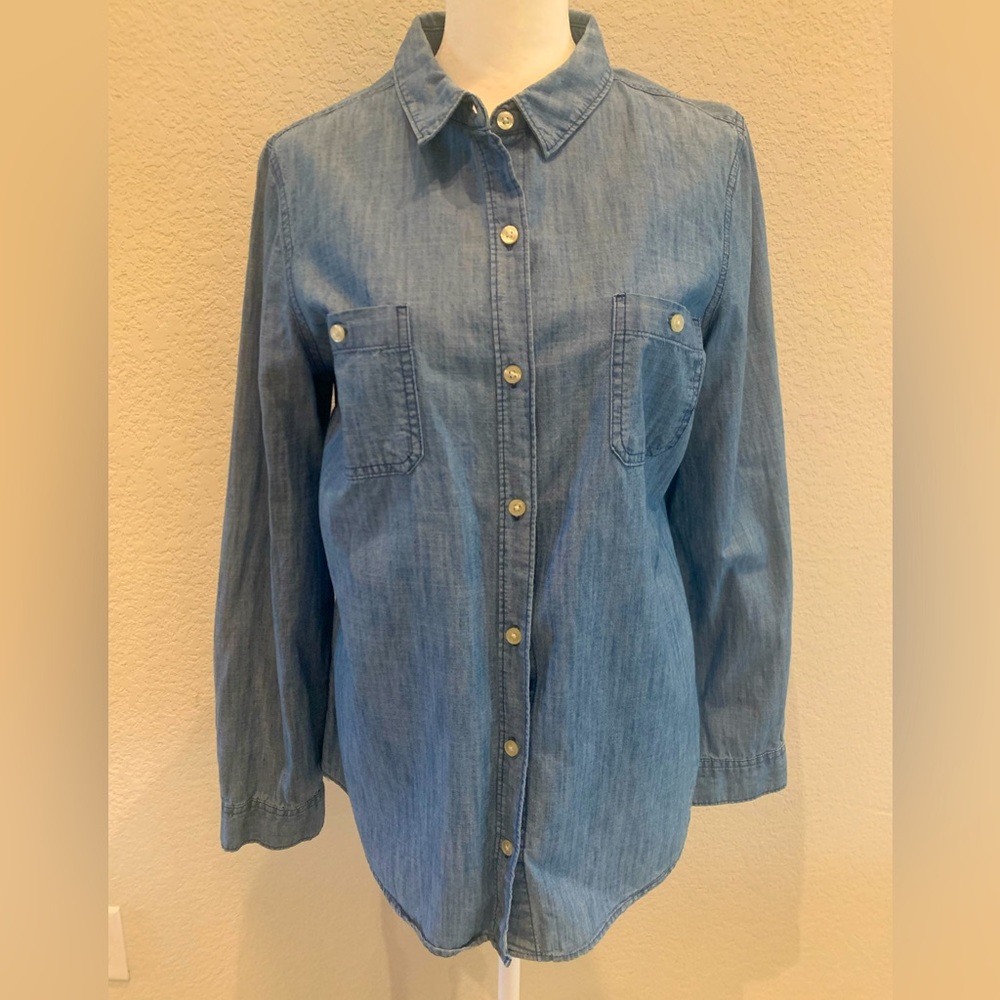 Old Navy Women’s chambray blue jean shirt sz medium